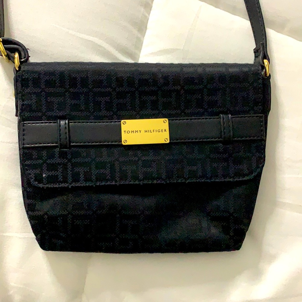 black tommy hilfiger purse
